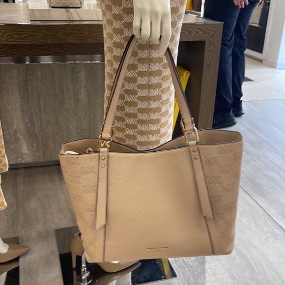 MICHAEL KORS ARLO LARGE GRAB BAG SHOULDER TOTE MK LEATHER GOLD~2 BAGS IN 1
Buff - Picture 12 of 16
